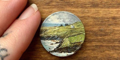 Unik, Seniman Ini Lukis Koin Logam Secara Tradisional
