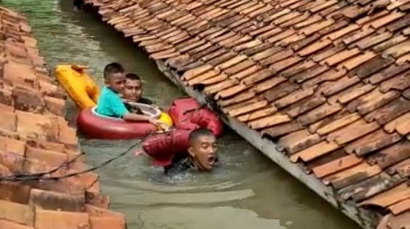 Heroik !!! Satgas Banjir Pasmar 1 Evakuasi Warga Kalideres