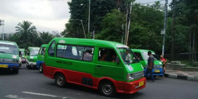 Pengamen Angkot vs Penjual Es Mambo 