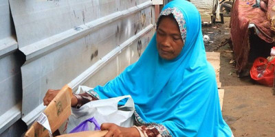 Mak Wati, Pahlawan Keluarga di Usia Senja   