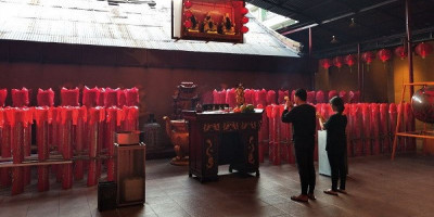 Berdoa di Vihara