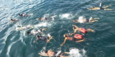Prajurit Marinir Bitung Sebrangi Selat Lembeh 