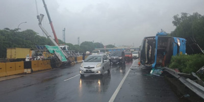Bus Damri Terguling di Tol, Semua Penumpang Selamat