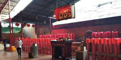 100 Pasang Lilin Sambut Imlek di Vihara Dharma Bhakti 
