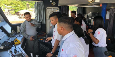 KN Gajah Laut-404 Terima Kunjungan Siswa SMA Kosgoro