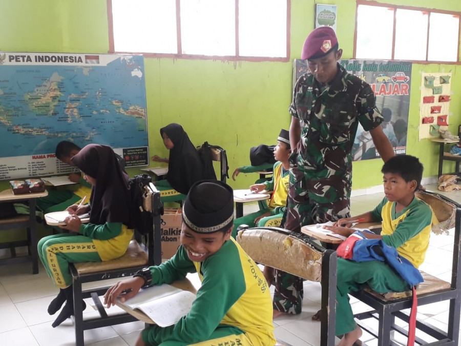 Peduli Pendidikan, Anggota Marinir Jadi  Guru di Ambalat