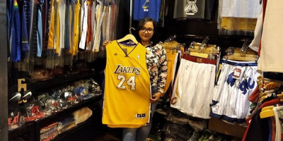 Kobe Bryant Meninggal, Jersey Nomor 24 Diburu Penggemar 