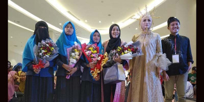 Karya Tiga Gadis Pelosok Guncang Panggung Catwalk
