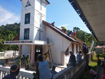 Sinergitas TNI-Polri Bantu Renovasi Gereja Tua di Desa Titawai