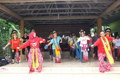 Lintas Generasi Minati Tari Topeng Cirebon 