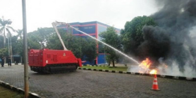DKI Jakarta Uji Coba Robot Pemadam Kebakaran Asal Kroasia