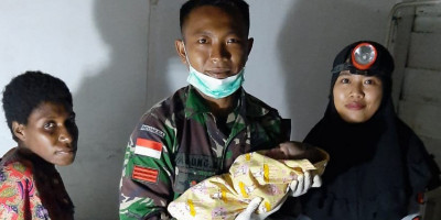 Istri Melahirkan Dibantu TNI, Sang Bapak Namai Anaknya Seperti Anggota TNI  