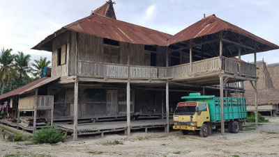 Istana dari Kulit Kerbau di Desa Rende