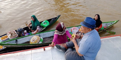 Menikmati Wisata Belanja di Pasar Apung Kuin
