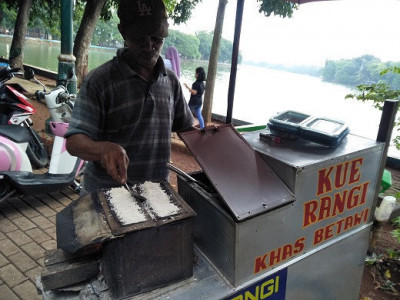 Bertahan Melestarikan Kue Rangi