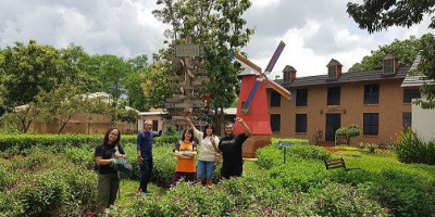 Menikmati Suasana Khas Eropa di Harny's Garden Villa