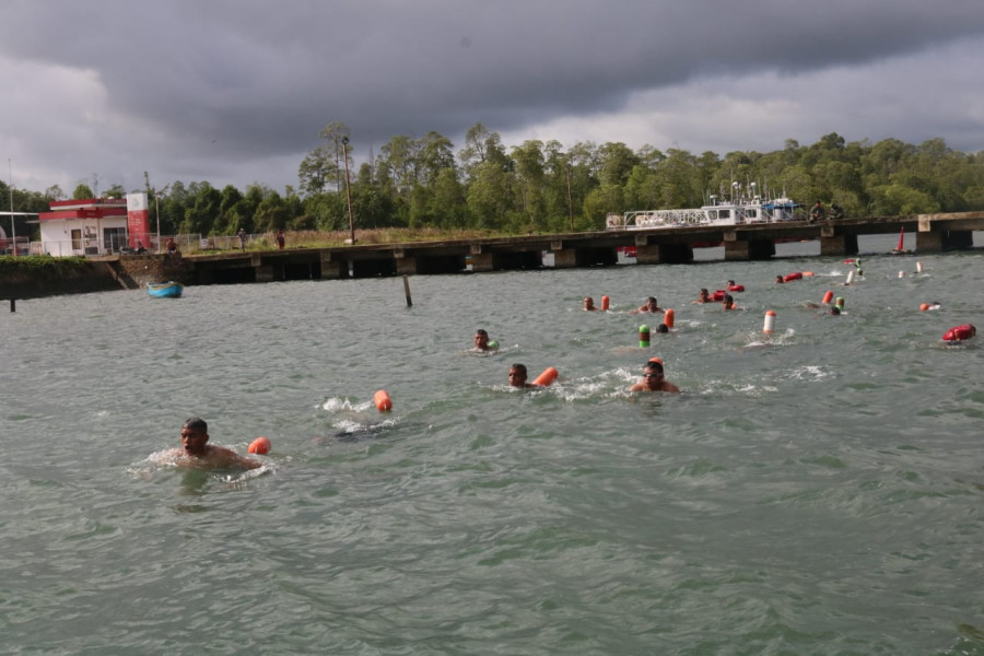 Cuaca Menantang, Prajurit Marinir Tetap Laksanakan Renang Laut