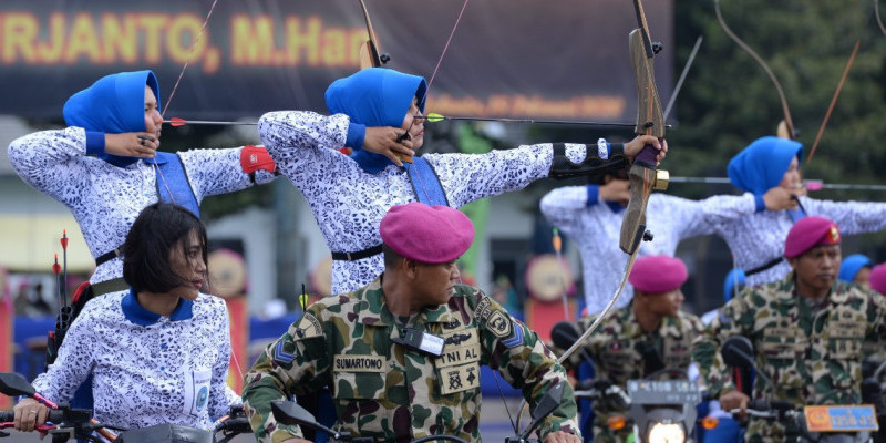 Jalasenastri Korps Marinir Unjuk Kecakapan Memanah