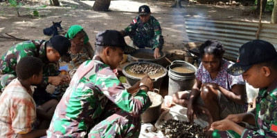 Bantu Warga Perbatasan Mengolah Kemiri