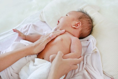 Cegah dan Atasi Biang Keringat Pada Bayi 
