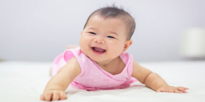 Bunda, Simak Cara Mudah Membantu Bayi untuk Merangkak
