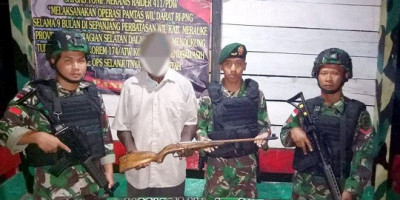 Mantan Simpatisan OPM Serahkan Senjata ke Satgas Yonif 411 Kostrad
