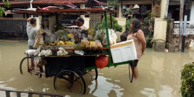 Pedagang Sayuran Saat Banjir