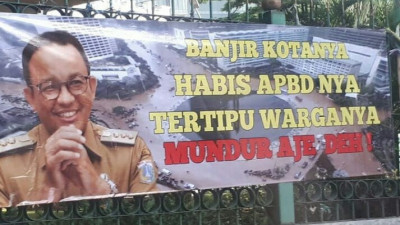 Spanduk untuk Anies: Banjir Kotanya, Habis APBD-nya, Tertipu Warganya, Mundur Aje Deh!