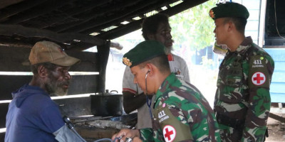 Pengobatan Gratis di Kampung Rawa Biru