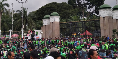 DPR: Pengemudi Ojol Pahlawan Transportasi