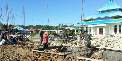 Tingkatkan Keamanan Sekaligus Percantik Masjid, Satgas 754 Bangun Pagar dan Gerbang