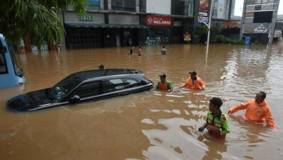 Tips Menerobos Banjir dengan Mobil 