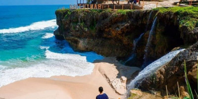 Di Pantai Banyu Tibo, Anda Bisa Berenang di Pantai dan Bilas di Air Terjun