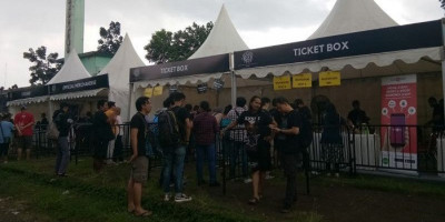 Penonton JogjaROCKarta Tetap Antusias di Tengah Hujan