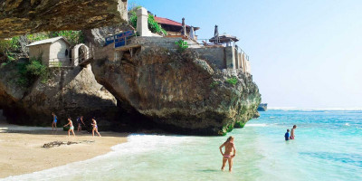 Menikmati Kolam Alami Bertebing Tinggi di Pantai Suluban Bali