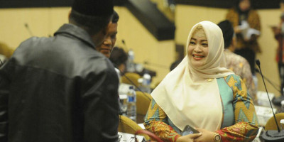 Dewi Tanjung Akan Laporkan Fahira Idris ke Polisi Soal Cuitan Virus Corona