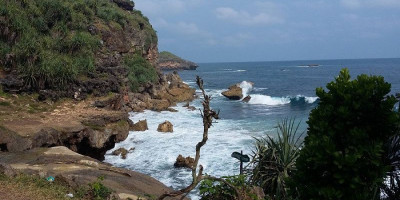 Air Terjun dan Pesona Keindahan Samudera Hindia Dilihat dari Pantai Jogan Gunungkidul