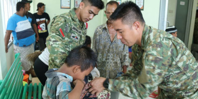 Sunatan Massal di Perbatasan RI-PNG