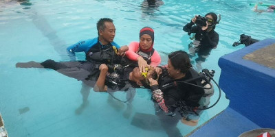 Perempuan Disabilitas Merayakan International Women's Day dengan Menyelam