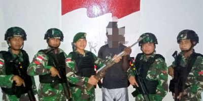 Keluarga Mantan OPM Serahkan Senjata ke Satgas Yonif MR 411 Kostrad