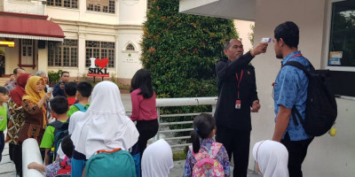 Cegah Corona, Sekolah Indonesia Kuala Lumpur Periksa Suhu Tubuh 