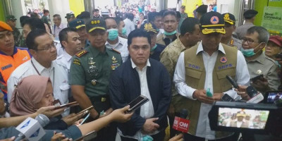 Petugas Gabungan Bersihkan Stasiun Gambir untuk Cegah Corona