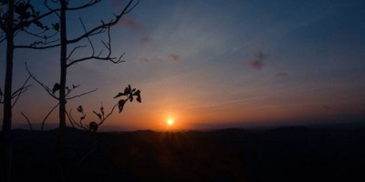 Menikmati Golden Hours dari Bukit Panguk, Eksotisnya Sunrise di Kota Pariwisata 