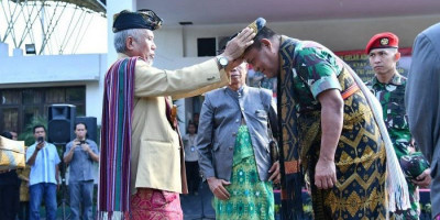 Ketika Perwira TNI Dapat Gelar Adat Sasak 