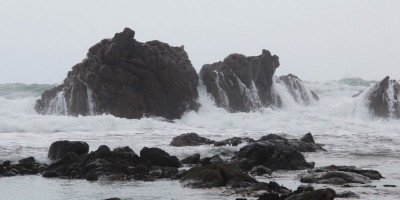 Menikmati Hempasan Ombak di Pantai Karang Songsong