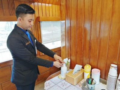 Masker dan Hand Sanitizer di Kereta Wisata Tipe Priority dan Kereta Wisata Tipe Tematik