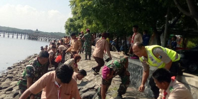 Bebersih Pantai Bentar  