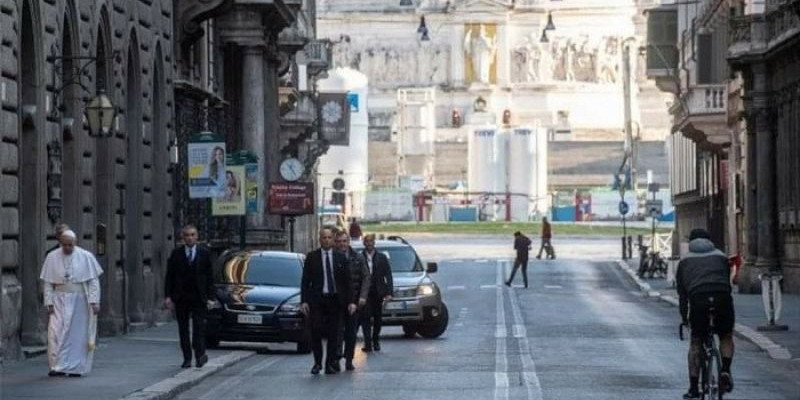 Berjalan Kaki Menuju Gereja, Paus Fransiskus Doakan Pandemi Corona Segera Berakhir