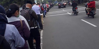 Antrean Panjang, Kebijakan Transportasi Anies Harus Segera Dikaji Ulang