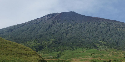 Tiga Gunung yang Dikenal Paling Angker di Indonesia